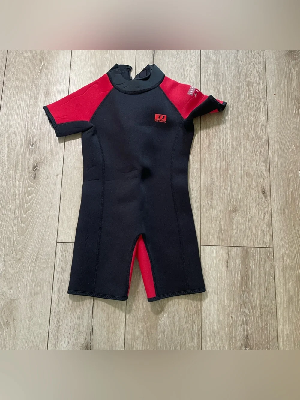 Dark Lightning Kids Shorty Wetsuit Size 6 3mm Neoprene Thermal Swimsuit RedBlack